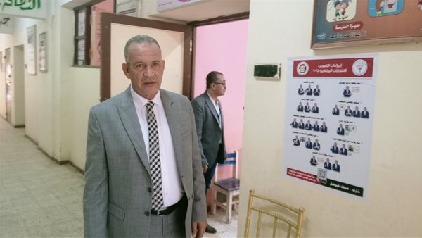 وكيل التعليم بأسيوط يدلى بصوته بانتخابات النواب بلجنة خديجة بنت خويلد
