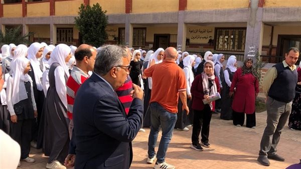 محافظ الدقهلية يتفقد مدارس أجا ويحث الطالبات على التفوق والانتماء للوطن
