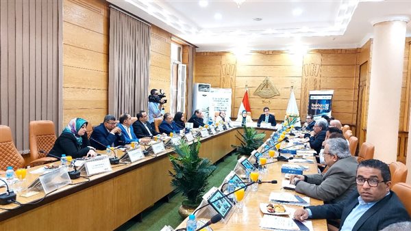 رئيس جامعة بنها يشهد المائدة المستديرة الثانية حول “الذكاء الاصطناعي والتحول الرقمي”