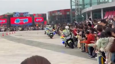 شرطة صينية تفقد السيطرة على دراجة نارية وتصدم جمهور يوم الشرطة المفتوح