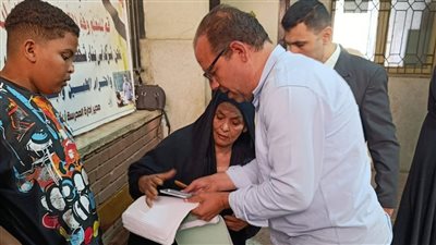 موقف إنساني من رئيس لجنة انتخابية في سوهاج لمساعدة سيدة مريضة للإدلاء بصوتها في انتخابات مجلس النواب