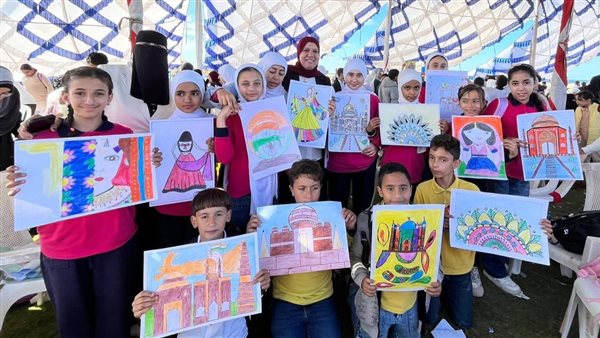 شواطئ بلطيم تتزين برسومات 800 طالب عن العلاقات الثقافية لمصر والهند