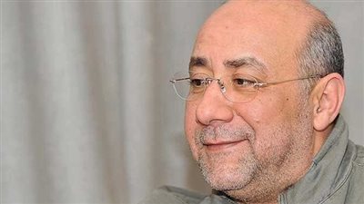 في غرفة العمليات.. الشاعر بهاء الدين محمد يطلب الدعاء لزوجته