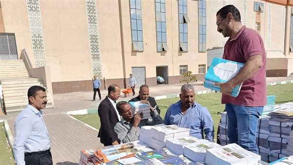 استلام دفعة من الكتب الدراسية الخاصة بالترم الثانى