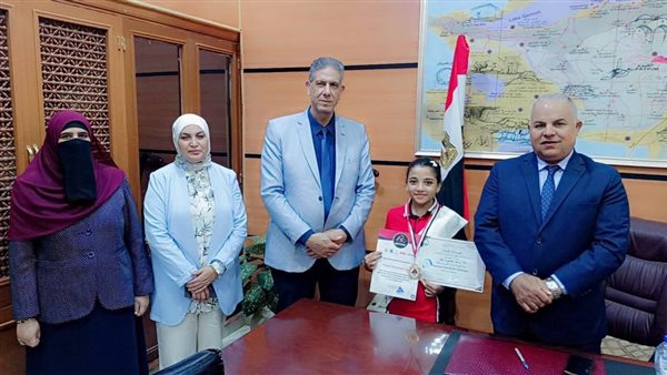 وكيل التعليم بالفيوم يُهنئ الطالبة وعد طه لتأهلها للمنافسات العالمية بالصين