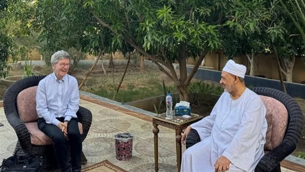 شيخ الأزهر يستقبل المفكر العالمي جيفري ساكس بمنزله في الأقصر