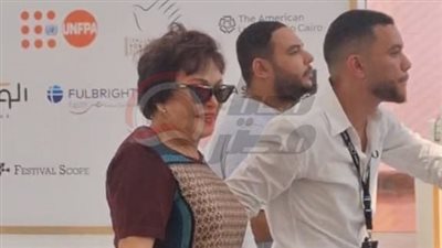 لبلبة أول الحاضرين في ندوة المخرج محمد عبد العزيز بمهرجان القاهرة