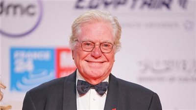 في يومه الأول.. حسين فهمي يشارك بحلقة نقاشية عن الترميم الرقمي بمهرجان القاهرة السينمائي