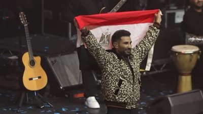 رافع علم مصر.. أحمد سعد يتألق في حفله الغنائي بـ لندن