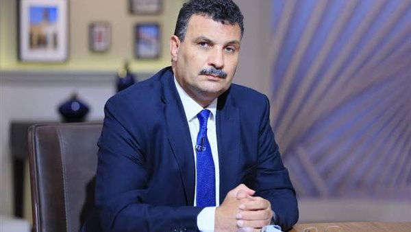 رئيس قسم الاقتصاد والمالية بـ”حقوق القاهرة” يفسر أسباب ارتفاع أسعار الذهب عالميًا