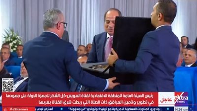 رئيس الهيئة الاقتصادية لقناة السويس يهدي الرئيس السيسي هدية تذكارية