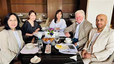 حسين فهمي يستقبل الوفد الصينى ويهديهم هدايا تذكارية من مهرجان القاهرة