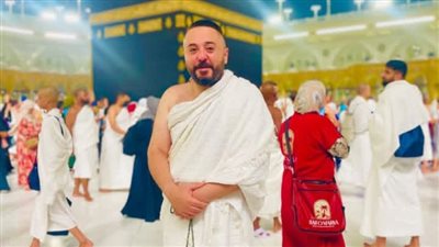 الحمدلله الذي أتم عليا نعمته.. عمرو عبد العزيز يشارك صورا من أمام الكعبة