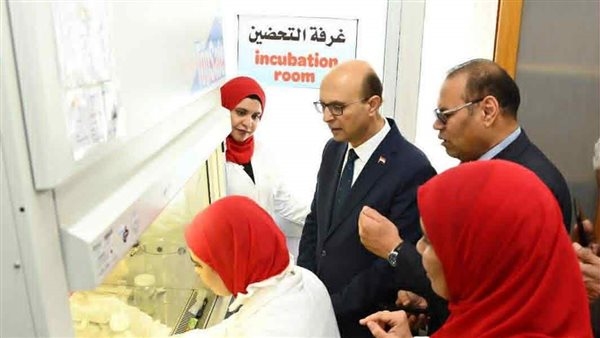 رئيس جامعة أسيوط يفتتح معمل زراعة الأنسجة النباتية بالمعامل المركزية
