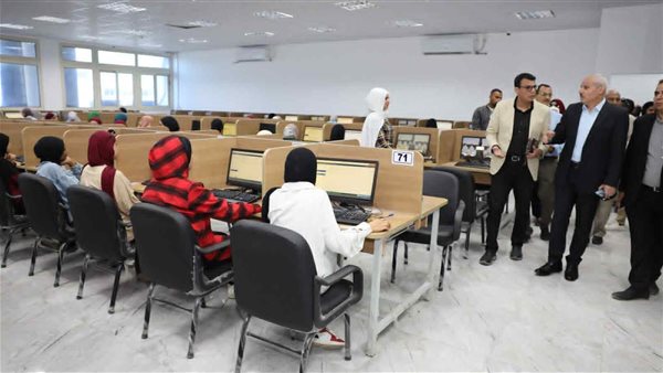 رئيس جامعة قناة السويس يتفقد امتحانات الميدترم بكلية العلوم الصحية والتكنولوجية