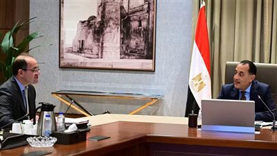 رئيس الوزراء يتابع مع وزير المالية جهود تعزيز الاقتصاد المصري وجذب الاستثمار