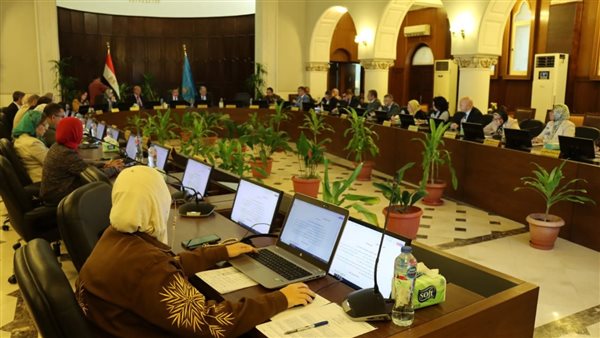 جامعة الإسكندرية تؤكد دعم الطلاب ذوي الهمم وتناقش سير امتحانات الميدتيرم