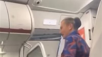 تسرب الأمطار داخل طائرة أسترالية وقائد الطائرة يتحول لسباك