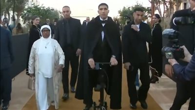 وصول حكيمي علي دراجة إلي مقر حفل توزيع جوائز الإتحاد الإفريقي 2025