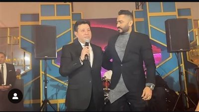 أزمة عابرة وتعدي يا حبيبي.. هاني شاكر يدعم تامر حسني بعد وعكته الصحية