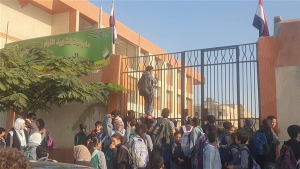 «التعليم» تكشف أسباب منع طلاب من دخول مدرسة الشهيد عادل رجائي بالعبور