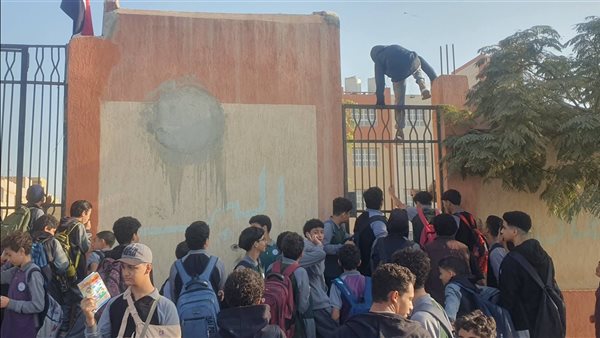 فيديو منع طلاب مدرسة الشهيد عادل رجائي بالعبور يثير الجدل..ما القصة؟