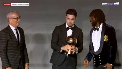 جوهرة وسط الملعب المغربي عثمان معما يحقق جائزة أفضل لاعب شاب في أفريقيا عام 2025