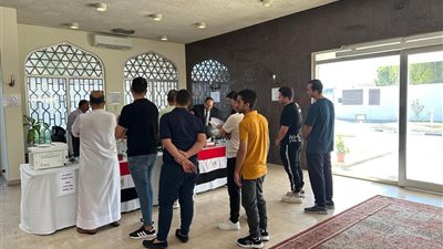 توافد المصريين على مقر السفارة في سلطنة عُمان للمشاركة في انتخابات النواب