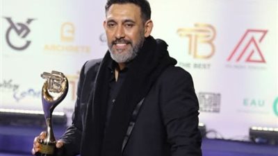 بعد تكريمه في حفل The Best.. عمرو مصطفى للهضبة: بشكرك وعملنا أغاني حلوة