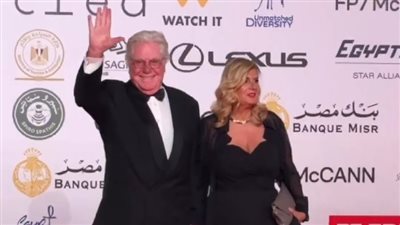 مادلين طبر وحسين فهمي.. توافد النجوم على ريد كاربت ختام مهرجان القاهرة السينمائي