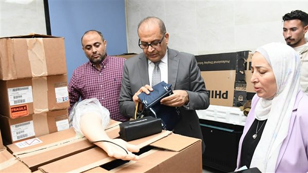 نائب رئيس جامعة الإسماعيلية الأهلية يتفقد المعامل المركزية