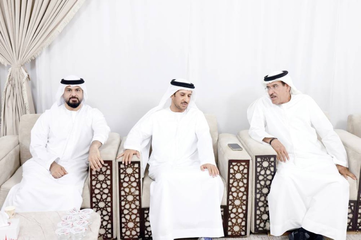 عبداللطيف الصايغ خلال تلقي العزاء من عبدالرحمن أمين وحسن حبيب
