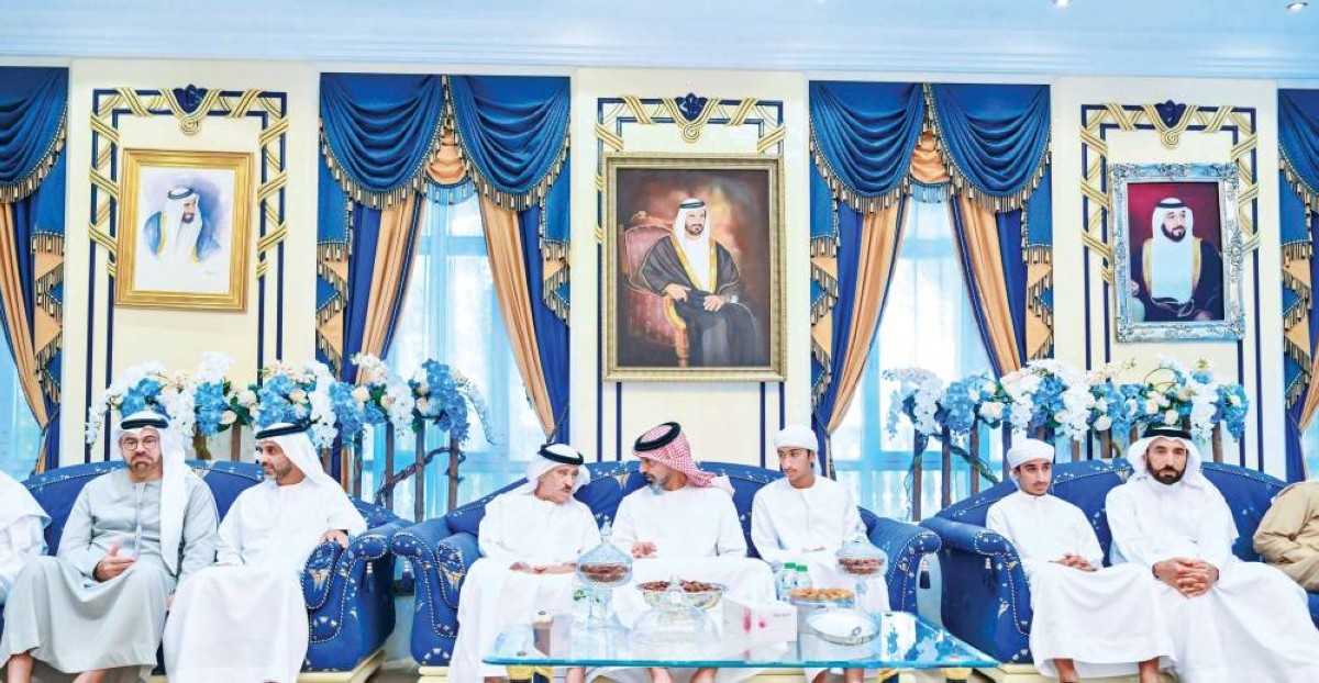 عمار النعيمي خلال العزاء بحضور أحمد بن حميد ومحمد القرقاوي وأحمد الشعفار وعلي الشعفار