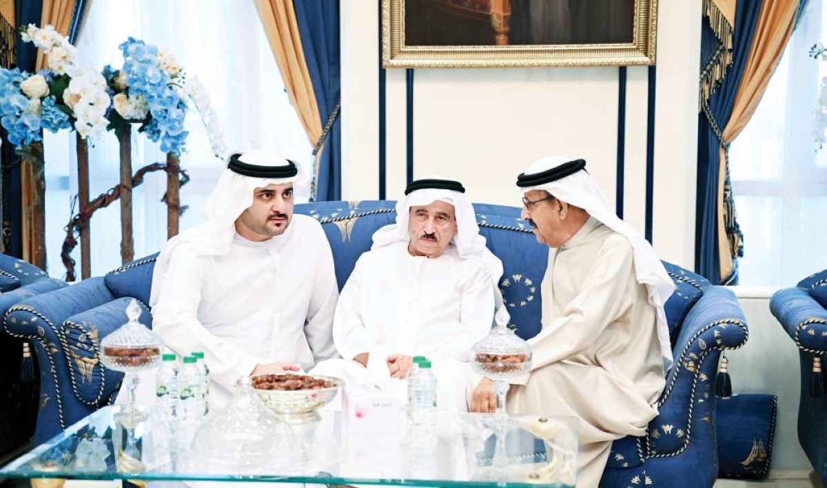 مكتوم بن محمد خلال تقديم واجب العزاء بحضور أحمد الشعفار وسعيد الكندي
