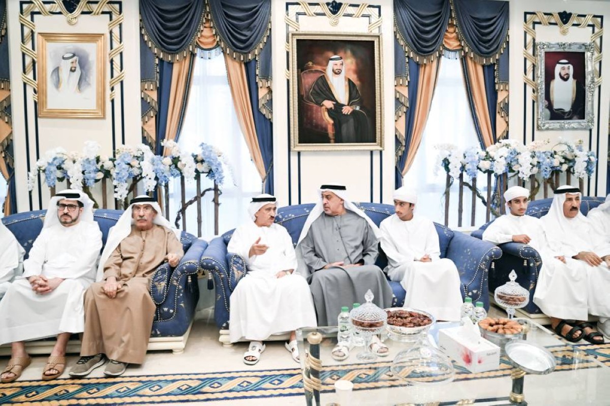 سلطان بن خليفة خلال تقديم واجب العزاء بحضور سعيد الطاير وأحمد الشعفار وعلي الشعفار وأحمد ويحيى أسامة الشعفار
