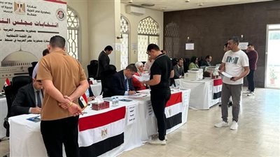 توافد الناخبين على مقر الاقتراع بسلطنة عُمان لليوم الثاني بانتخابات مجلس النواب