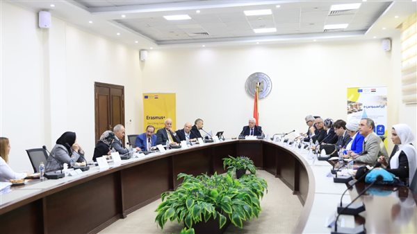 عاشور” يعقد اجتماعًا مع مجموعة خبراء تطوير التعليم العالي ضمن برنامج “إيراسموس