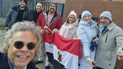 رافعين الأعلام.. استمرار توافد أبناء الجالية المصرية على سفارة مصر بألمانيا لخوض انتخابات مجلس النواب