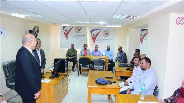 جامعة سوهاج تواصل تعزيز مهارات الجهاز الإداري بحزمة برامج تدريبية