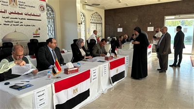 راعي الكنيسة المصرية بمسقط يدلي بصوته في اليوم الثاني للتصويت بانتخابات النواب