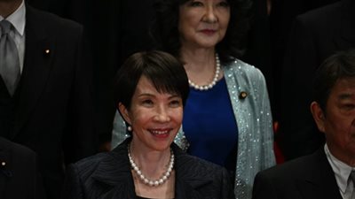 رئيسة وزراء اليابان أمام تحديات صعبة إثر انهيار الين والأسهم والتوتر الصيني