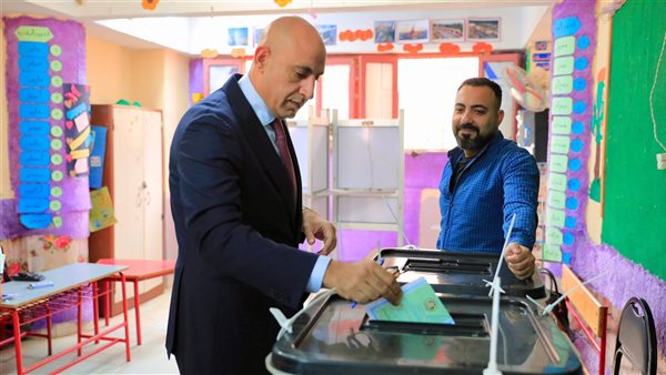 “عبداللطيف” يدلي بصوته بانتخابات مجلس النواب بمدرسة رشيد.. ويؤكد: المشاركة واجب وطني