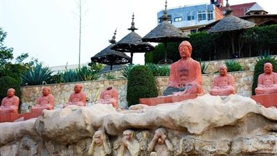 4 رؤوس مفقودة تهدد تراث الحديقة اليابانية في حلوان