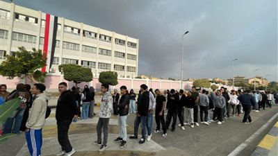 طوابير الناخبين أمام لجان التجمع الخامس قبل فتح أبواب اللجان فى انتخابات النواب