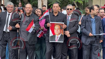بالأعلام والصور.. المصريون في استقبال الرئيس السيسي قبل الادلاء بصوته في انتخابات النواب
