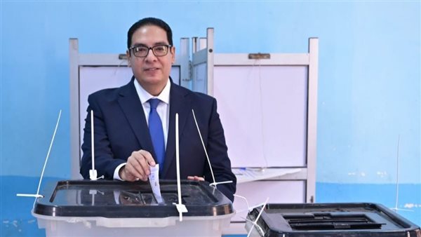 رئيس جامعة القاهرة يدلي بصوته في انتخابات مجلس النواب