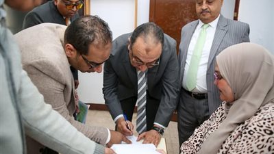 وزير قطاع الأعمال يدلي بصوته في انتخابات مجلس النواب بلجنته الانتخابية بمدرسة سيزا نبراوي