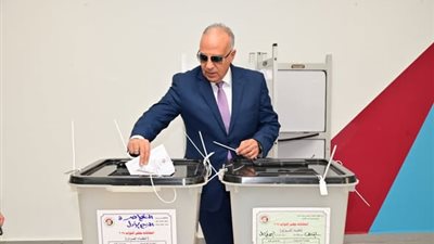 وزير الري يدلي بصوته في انتخابات مجلس النواب
