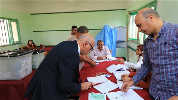 رئيس جامعة كفر الشيخ يدلي بصوته في انتخابات مجلس النواب 2025