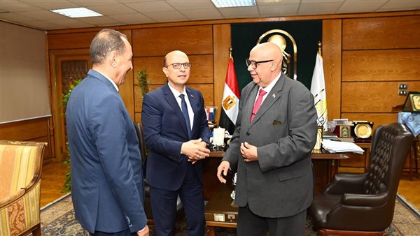 رئيس جامعة أسيوط يستقبل الدكتور حمدي حسين ورئيس جامعة سفنكس خلال زيارة علمية